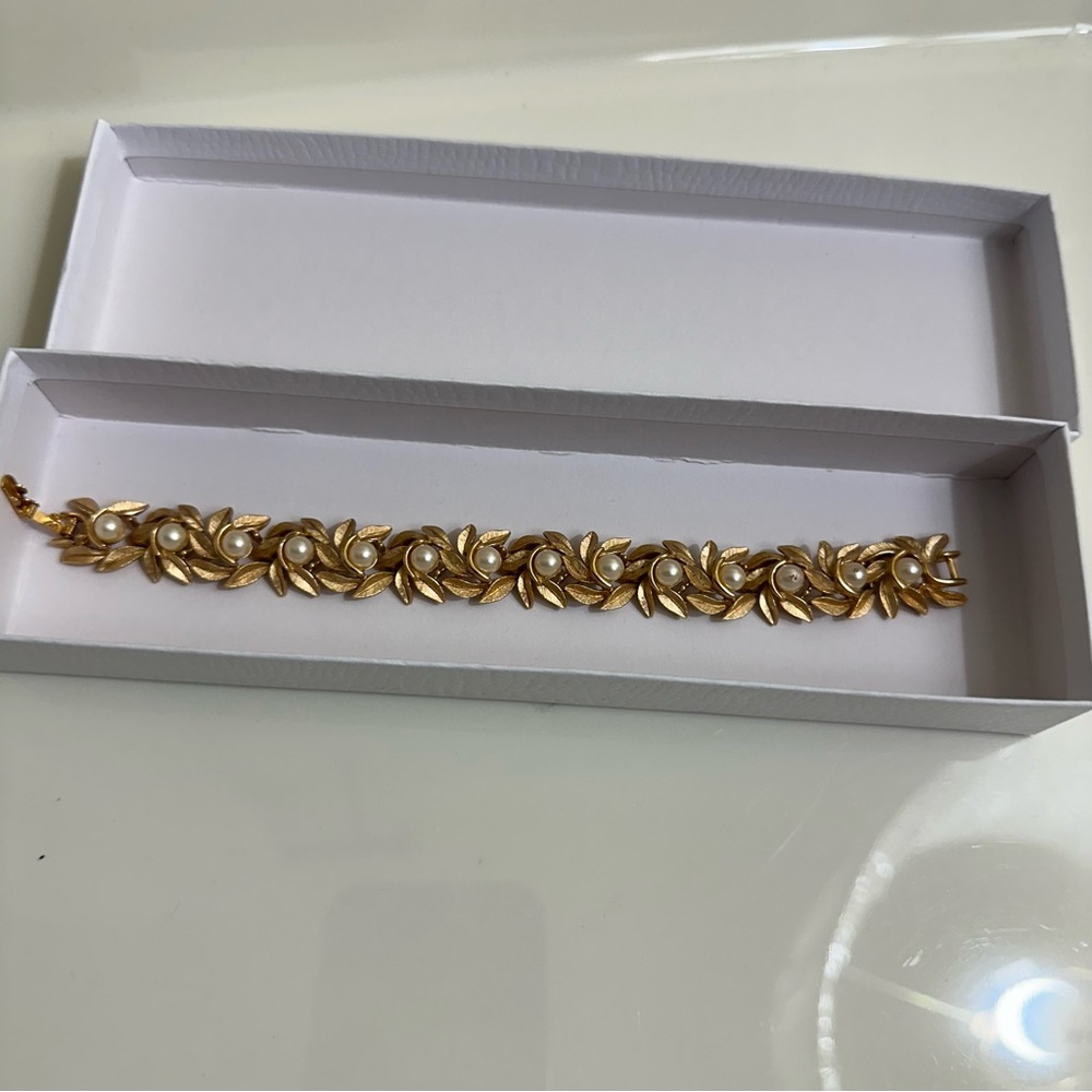 Vintage Avon Pearl Bracelet 7”